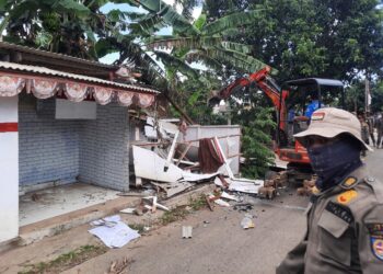 Satpol PP Depok Bongkar Bangunan Liar di Jalur Saluran Air Kemiri Muka