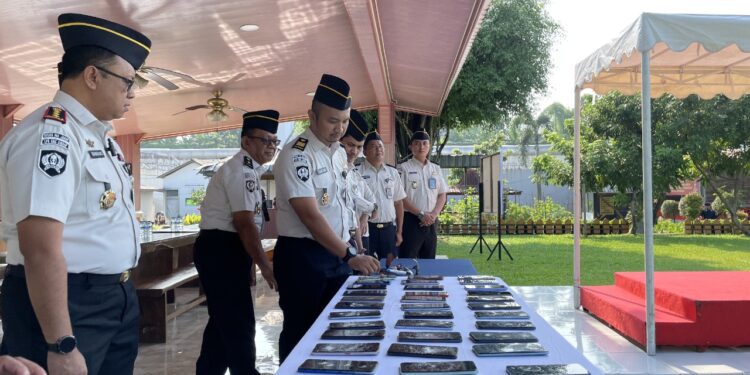 Lapas Gunung Sindur Tegas Terapkan Zero Halinar, Puluhan Handphone Ilegal Dimusnahkan