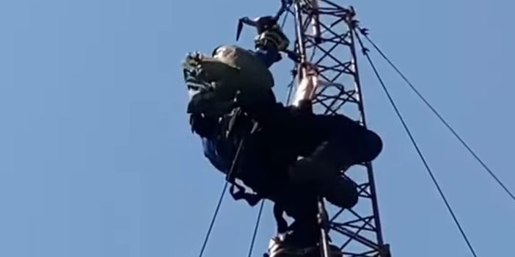 Detik-detik Drone Tersangkut di Menara Seluler Saat Dokumentasikan Konser di Depok, Berakhir Dievakuasi Damkar