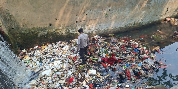 Potongan Kaki Korban Mutilasi di Depok Diduga Dibuang ke Kali Licin, Polisi Terus Lakukan Penyisiran