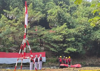 Pengibaran Bendera Merah Putih di Ciliwung Depok Jadi Simbol Perjuangan Selamatkan Ekosistem Sungai
