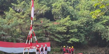Pengibaran Bendera Merah Putih di Ciliwung Depok Jadi Simbol Perjuangan Selamatkan Ekosistem Sungai