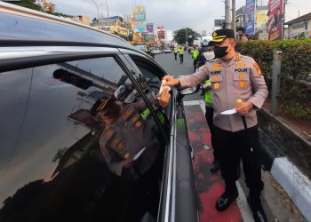 Depok Terdampak Abu Vulkanik Gunung Anak Krakatau, Polisi Bagikan Ribuan Masker ke Pengendara