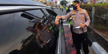 Depok Terdampak Abu Vulkanik Gunung Anak Krakatau, Polisi Bagikan Ribuan Masker ke Pengendara