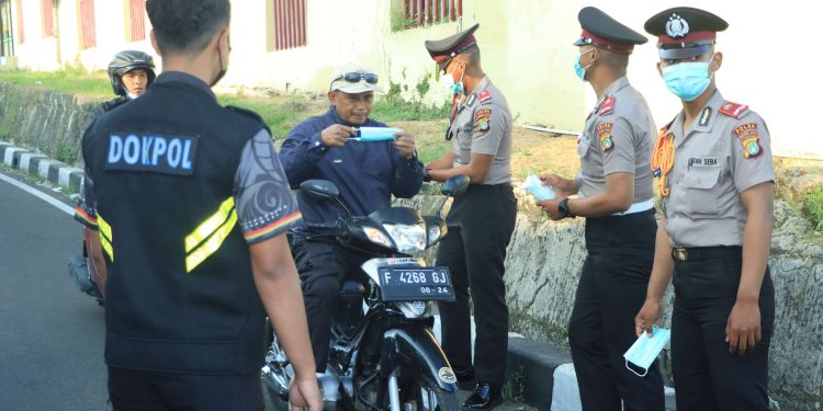SPN PMJ Bagikan Masker Gratis, Warga Terdampak Abu Vulkanik Terbantu